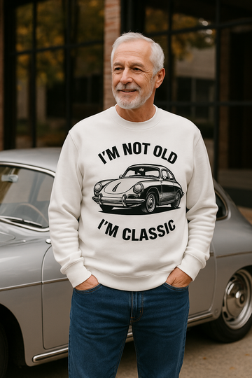 I’m Not Old, I’m Classic – Porsche Retro Car Sweatshirt | Humor für Autoliebhaber-Sweatshirt-True Insights