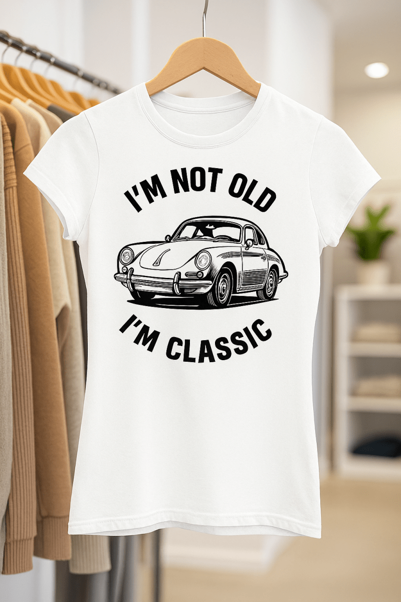 Weißes T-Shirt mit Schriftzug I'm-Not-Old-I'm-Classic und Porsche-Oldtimer-Illustration im Retro-Linienzeichnung-Stil für Autofans.