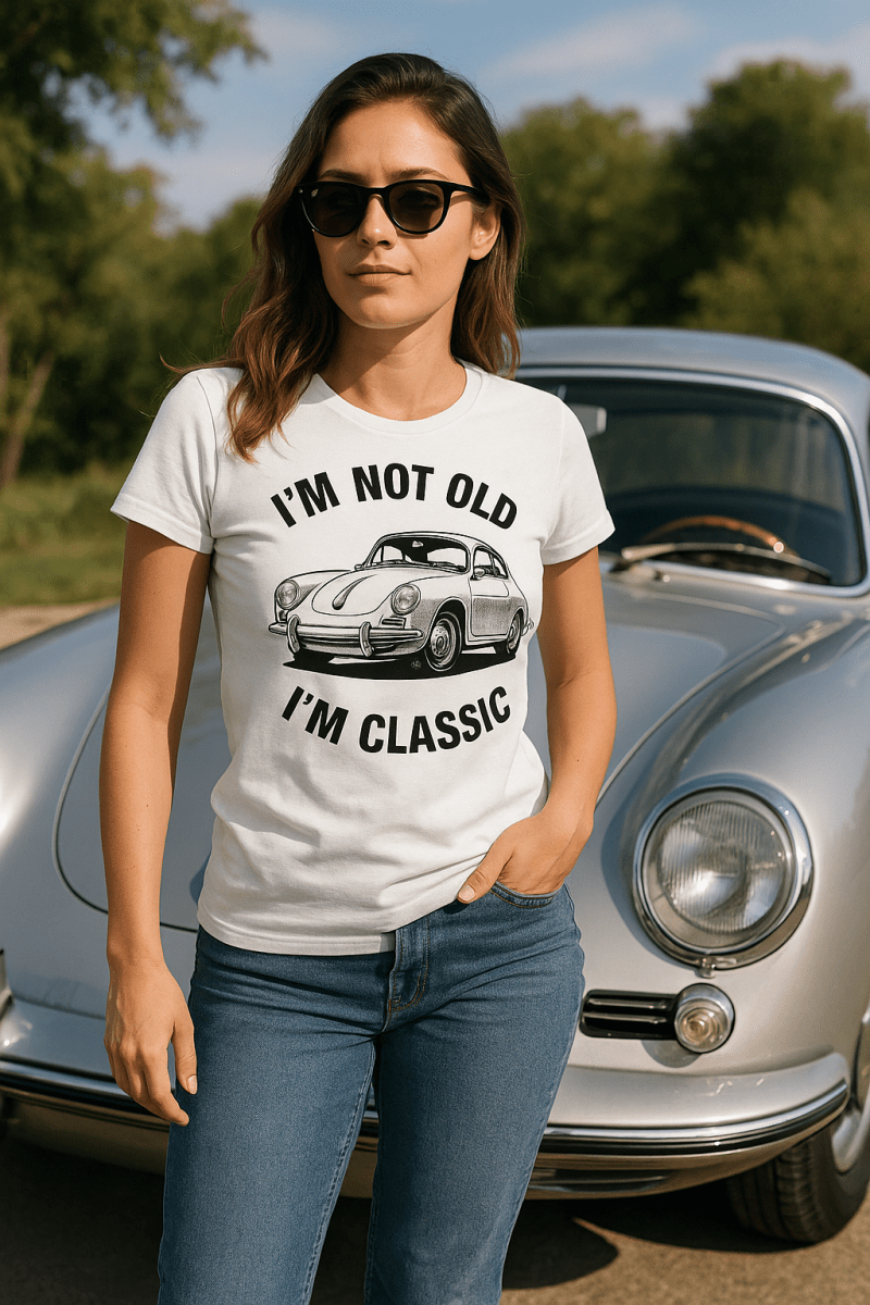 Weißes T-Shirt mit Schriftzug Im-Not-Old-Im-Classic und Porsche-Illustration im Retro-Poster-Stil fuer Autofans.