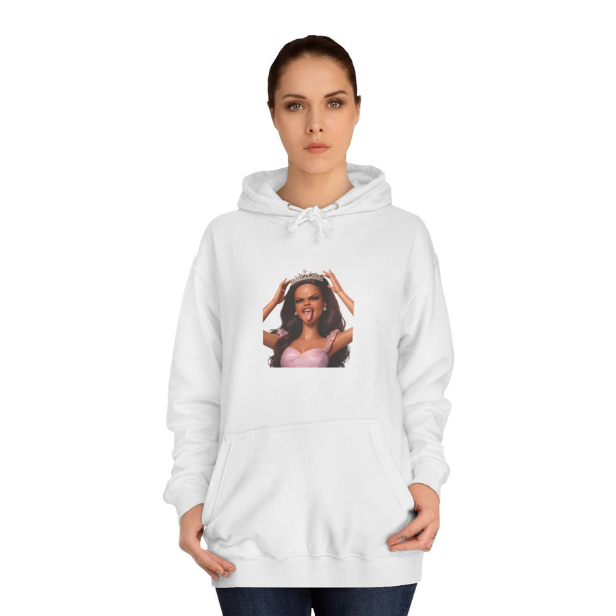Statement Hoodie „Prinzessin mit Krone“ – Frech statt brav – Arctic White – von Frau getragen