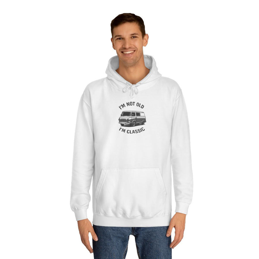 Barkas B1000 Classic Van Hoodie – I'm Not Old I'm Classic Geschenk für DDR-Oldtimer-Fans – Arctic White – von Mann getragen