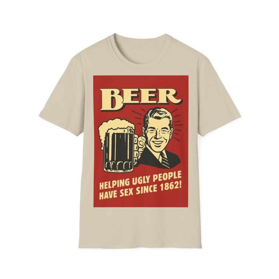 Beiges T-Shirt mit Retro-Plakatmotiv Beer-Helping-Ugly-People-Have-Sex-Since-1862 im Vintage-Poster-Stil mit Mann und Bierkrug für Erwachsene.