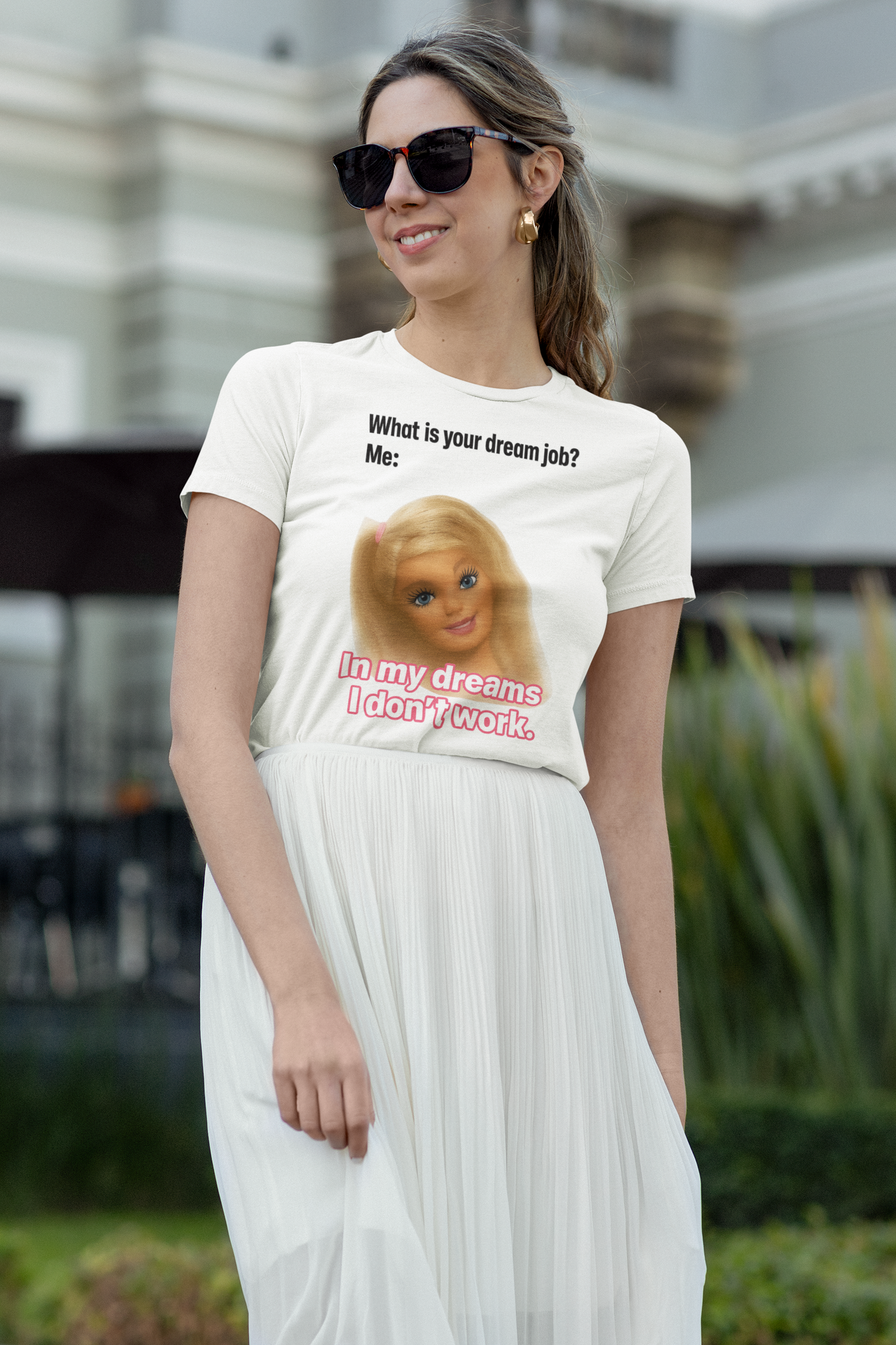 Traumjob Damen T-Shirt – Satire Shirt mit Barbie-Illustration & Work-Life-Ironie