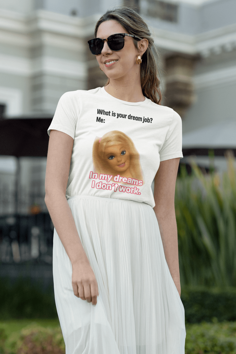 Weißes T-Shirt mit Schriftzug What-is-your-dream-job-Me und Barbie-Illustration im Barbie-Meme-Stil fuer Frauen mit Work-Life-Balance-Humor.