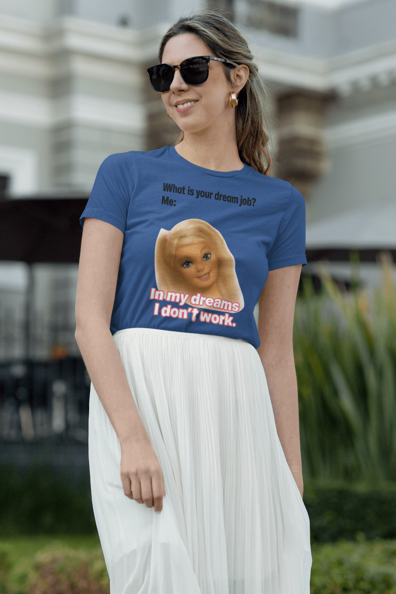Blaues T-Shirt mit Schriftzug What-is-your-dream-job und Barbie-Illustration im Barbie-Meme-Stil fuer Frauen mit Humor zur Work-Life-Balance.