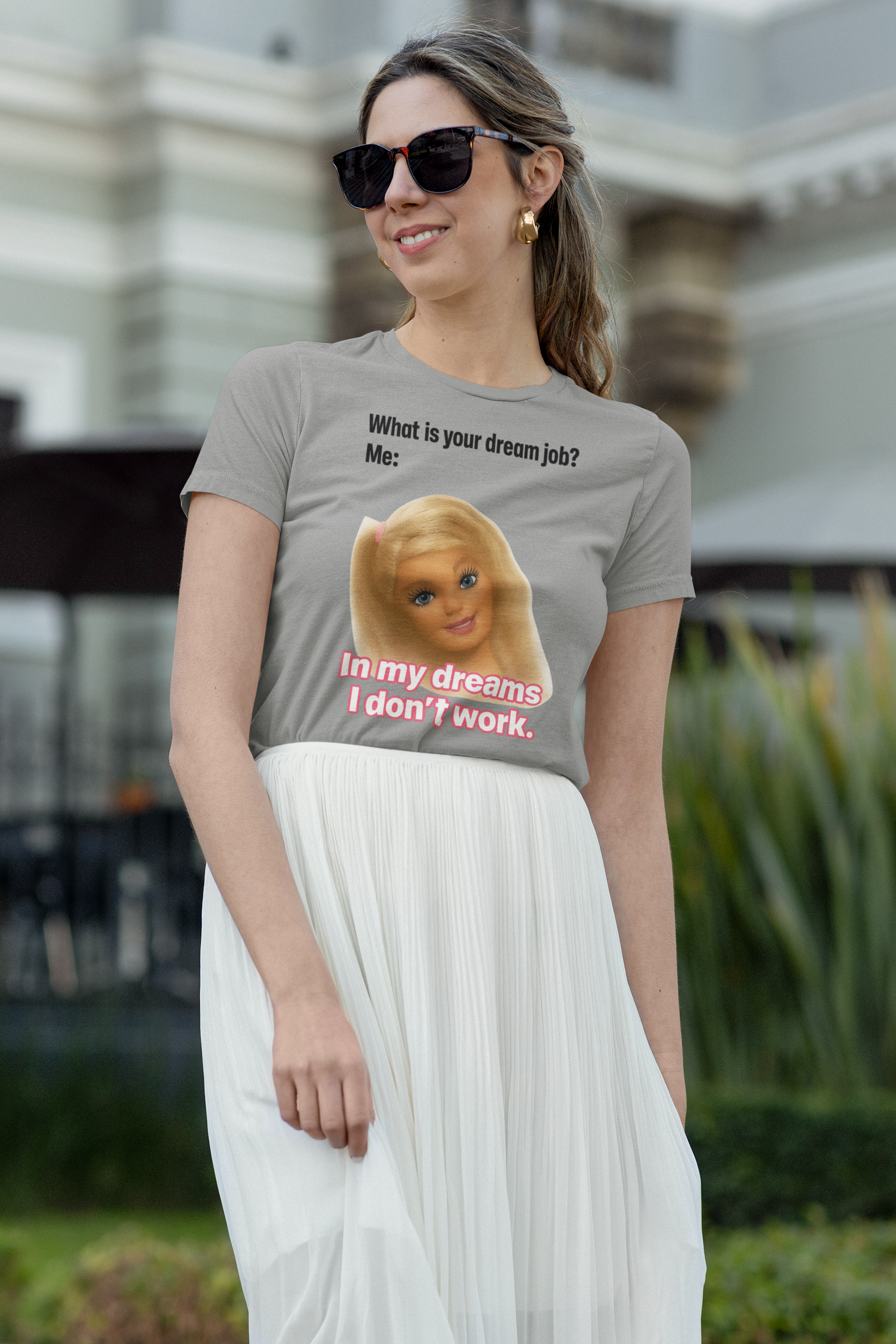 Traumjob Damen T-Shirt – Satire Shirt mit Barbie-Illustration & Work-Life-Ironie