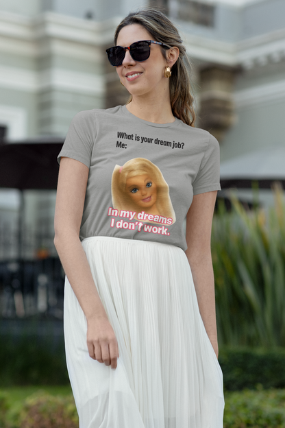 Traumjob Damen T-Shirt – Satire Shirt mit Barbie-Illustration & Work-Life-Ironie
