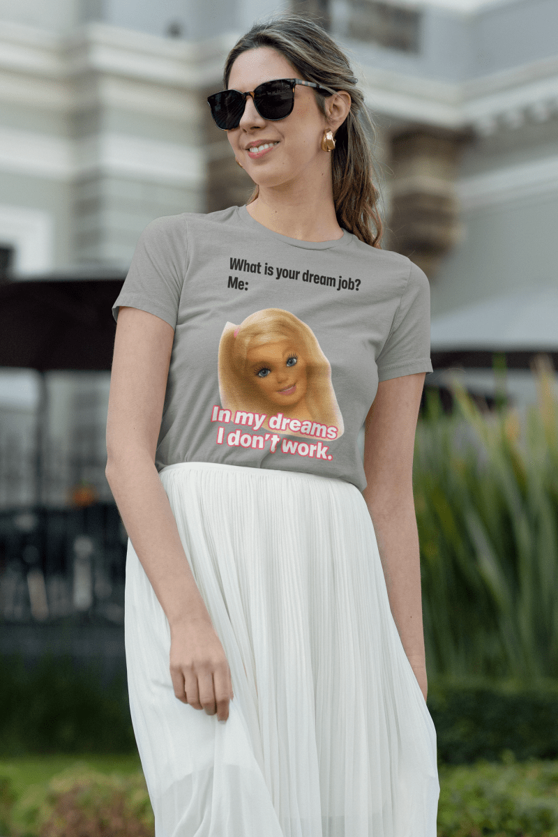 Graues T-Shirt mit Schriftzug Traumjob und Barbie-Illustration im Barbie-Meme-Stil fuer Frauen mit Humor zur Work-Life-Balance.