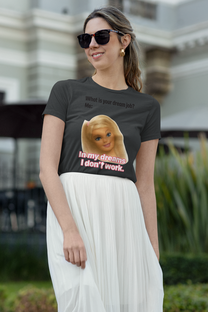 Traumjob Damen T-Shirt – Satire Shirt mit Barbie-Illustration & Work-Life-Ironie
