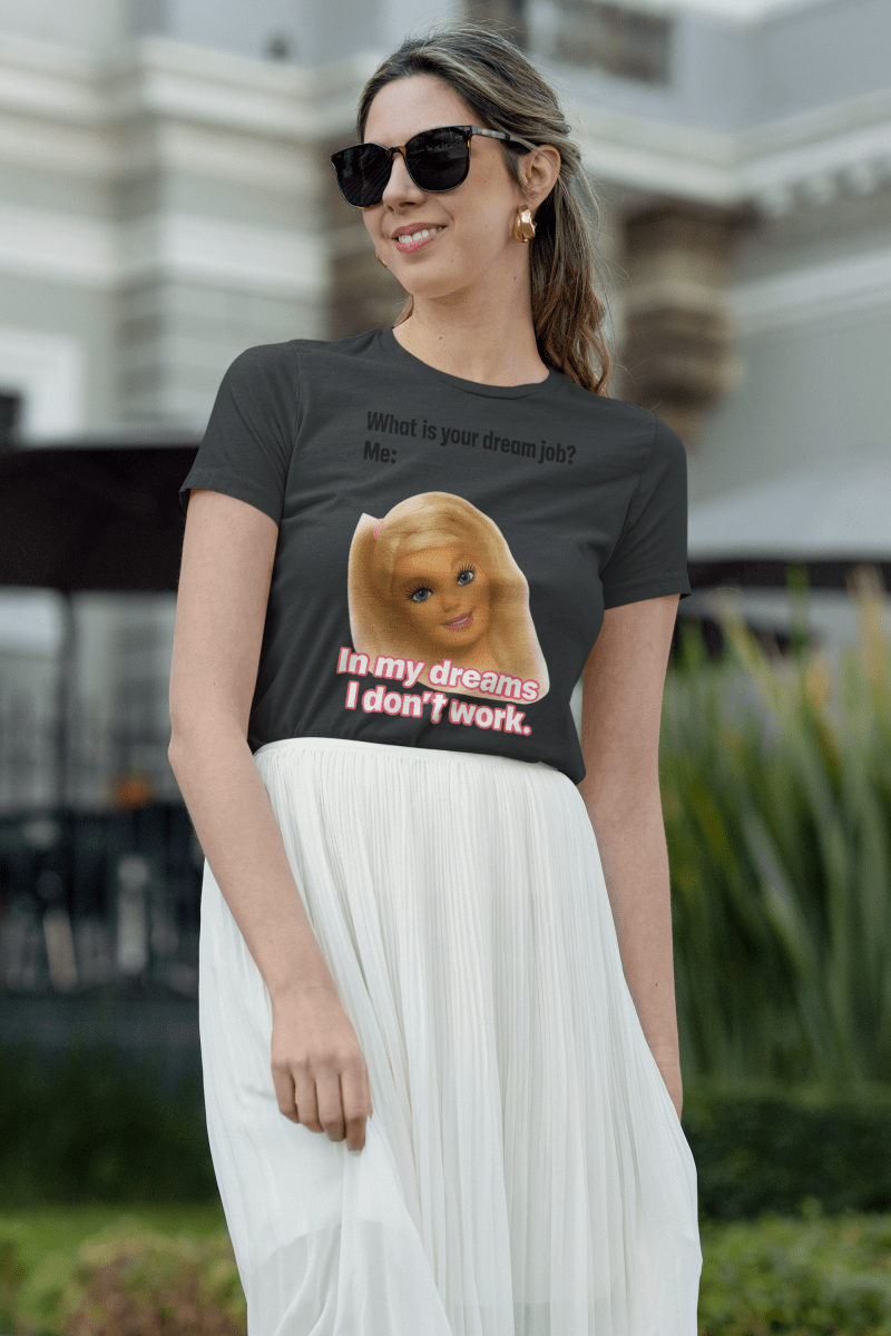 Schwarzes T-Shirt mit Schriftzug What-is-your-dream-job und Barbie-Illustration im Barbie-Meme-Stil fuer Frauen.