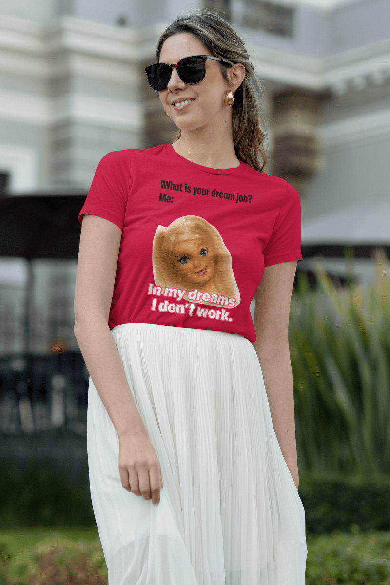 Rotes T-Shirt mit Schriftzug Traumjob-Ironie und Barbie-Illustration im Barbie-Meme-Stil fuer Frauen mit Humor.