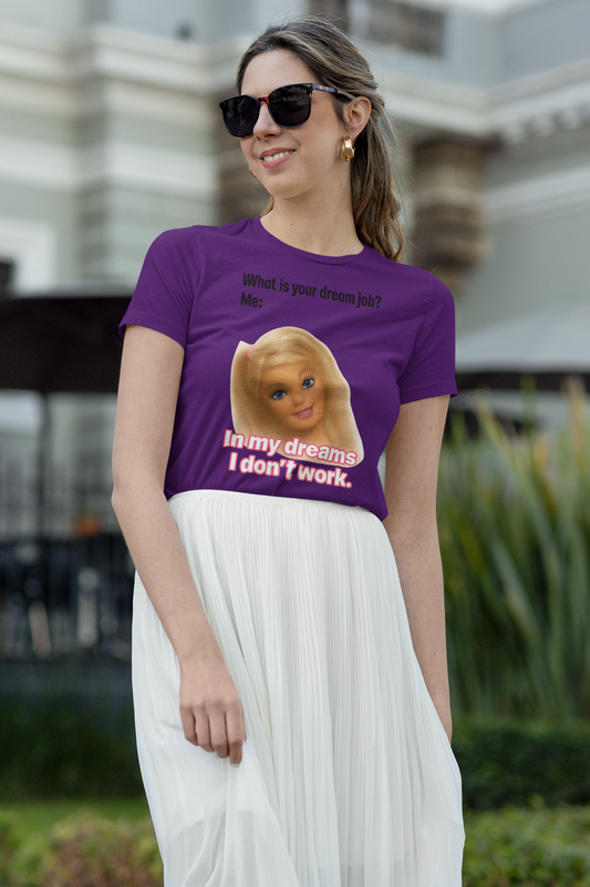Traumjob Damen T-Shirt – Satire Shirt mit Barbie-Illustration & Work-Life-Ironie