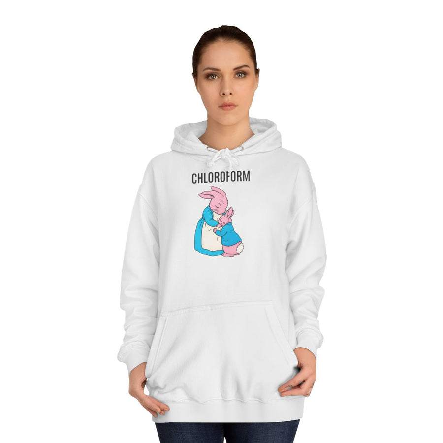 Hoodie „Chloroform“ – Niedliche Häschen, böse Pointe – Arctic White – von Frau getragen