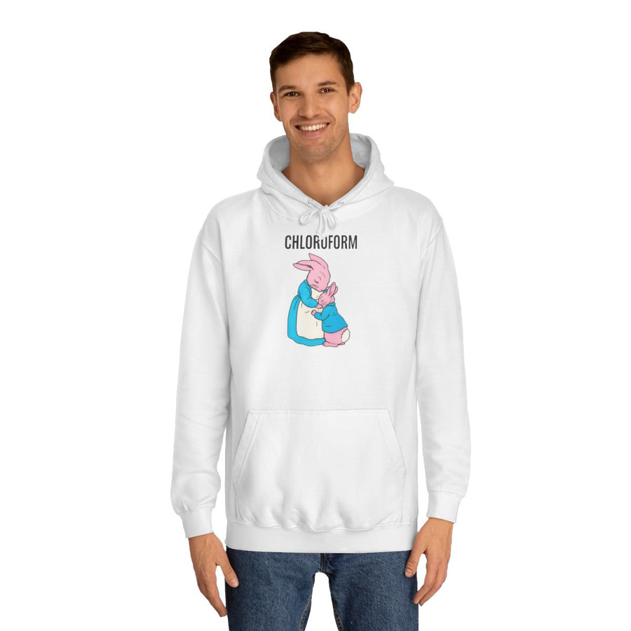 Hoodie „Chloroform“ – Niedliche Häschen, böse Pointe – Arctic White – von Mann getragen