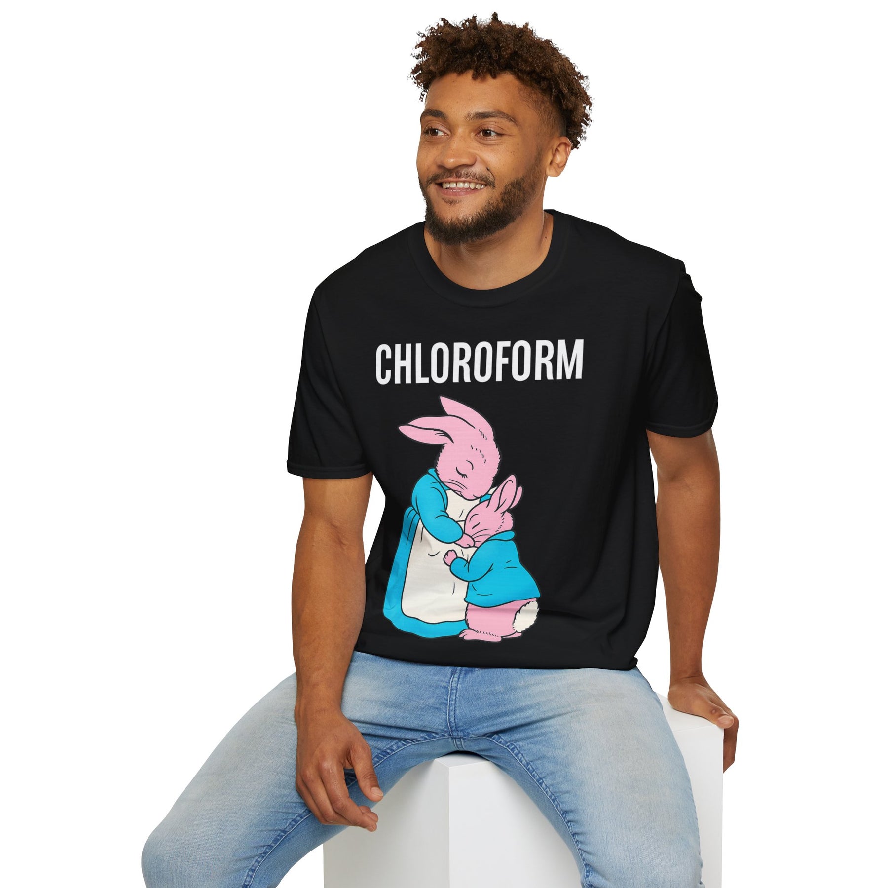 „CHLOROFORM“ – Satirisches Cartoon-T-Shirt mit Kuschelfalle – Freches Satire-Design für mutige Statements | True Insights