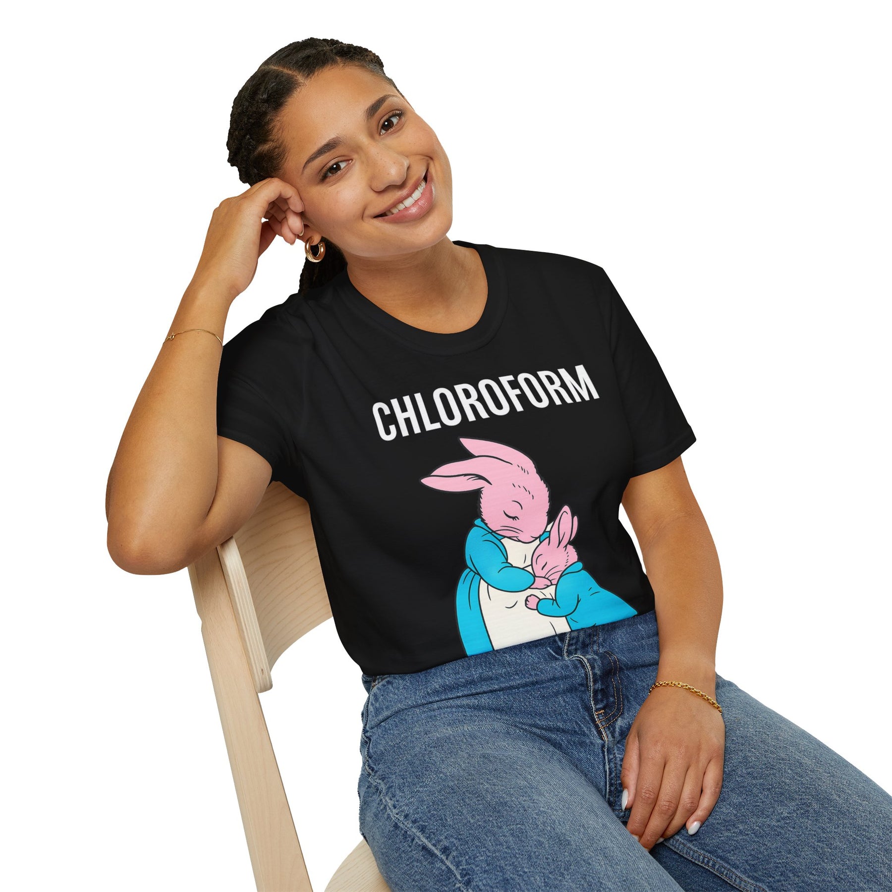„CHLOROFORM“ – Satirisches Cartoon-T-Shirt mit Kuschelfalle – Freches Satire-Design für mutige Statements | True Insights