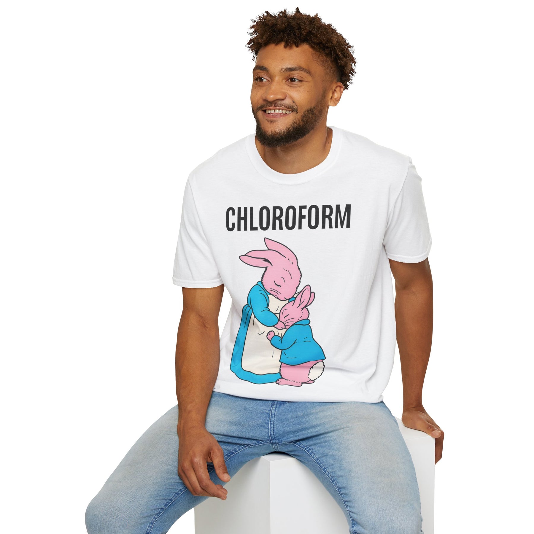 „CHLOROFORM“ – Satirisches Cartoon-T-Shirt mit Kuschelfalle – Freches Satire-Design für mutige Statements | True Insights
