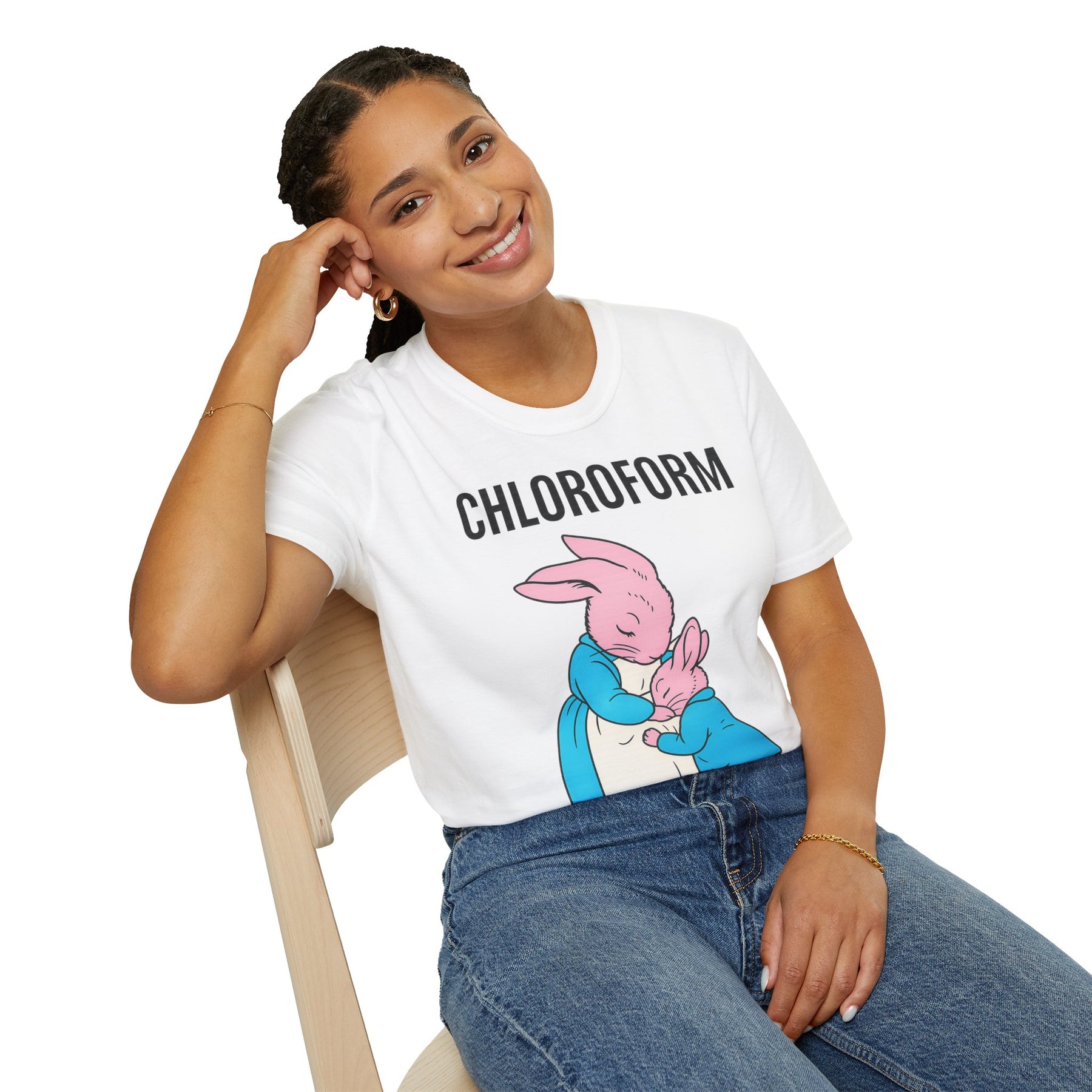 „CHLOROFORM“ – Satirisches Cartoon-T-Shirt mit Kuschelfalle – Freches Satire-Design für mutige Statements | True Insights