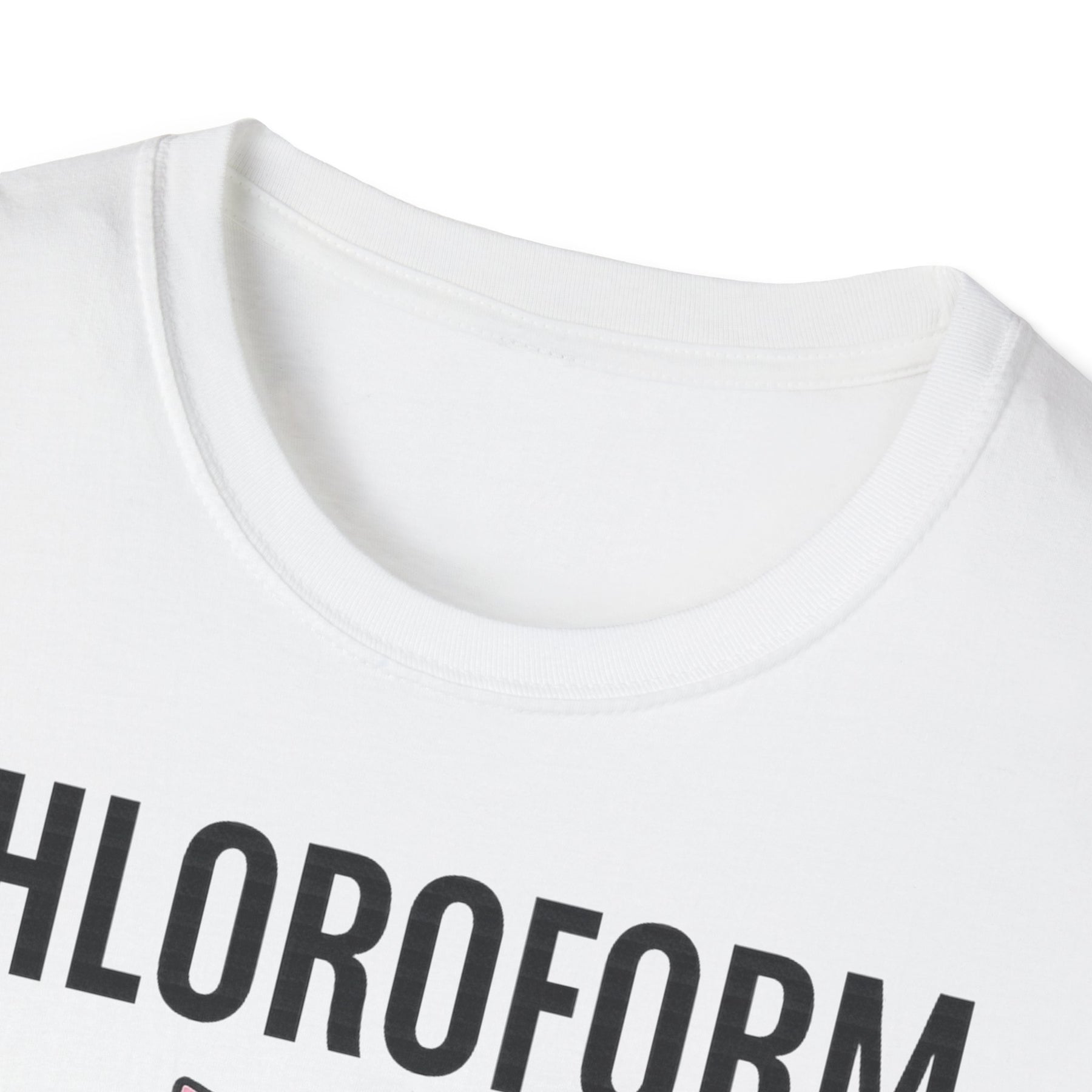 „CHLOROFORM“ – Satirisches Cartoon-T-Shirt mit Kuschelfalle – Freches Satire-Design für mutige Statements | True Insights