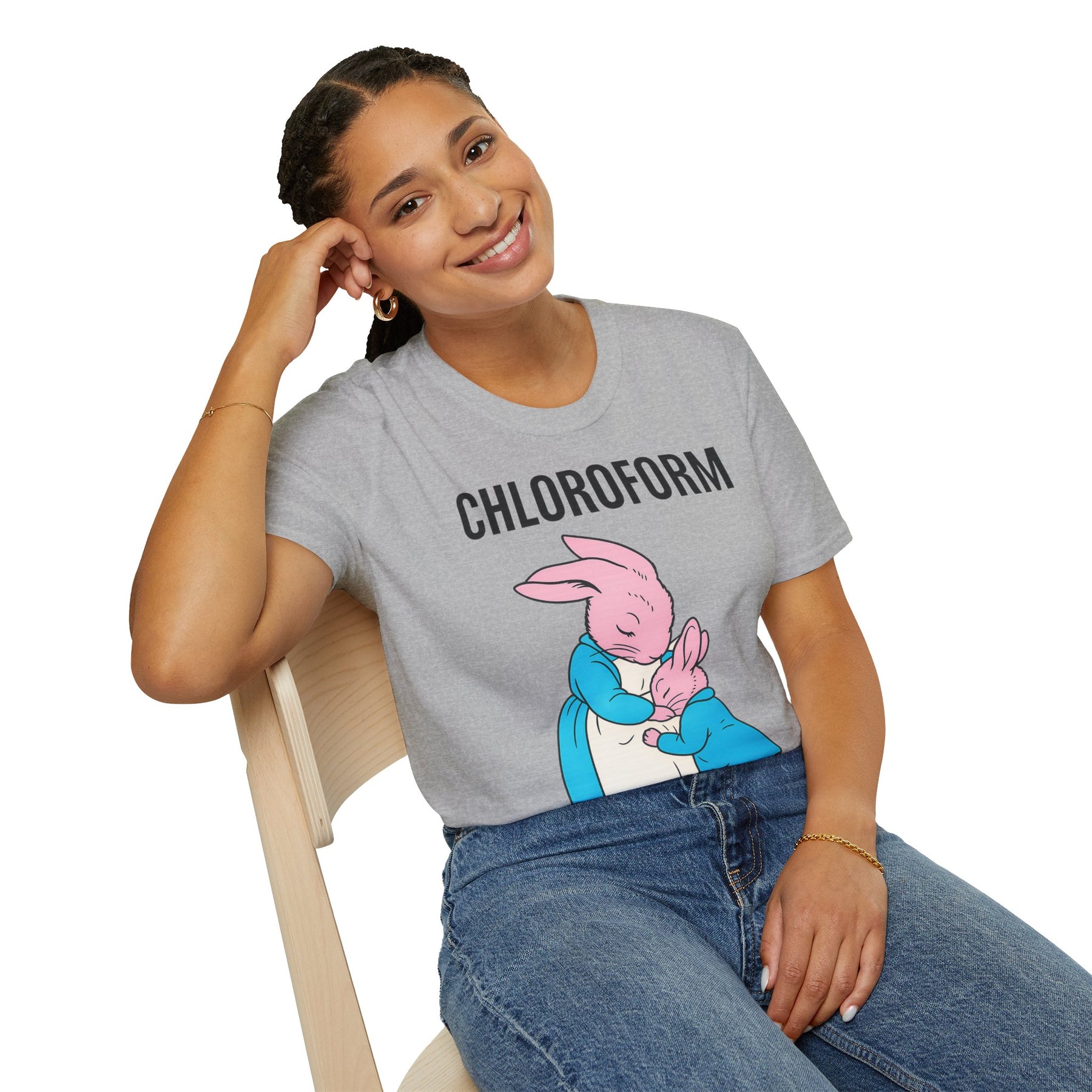 „CHLOROFORM“ – Satirisches Cartoon-T-Shirt mit Kuschelfalle – Freches Satire-Design für mutige Statements | True Insights