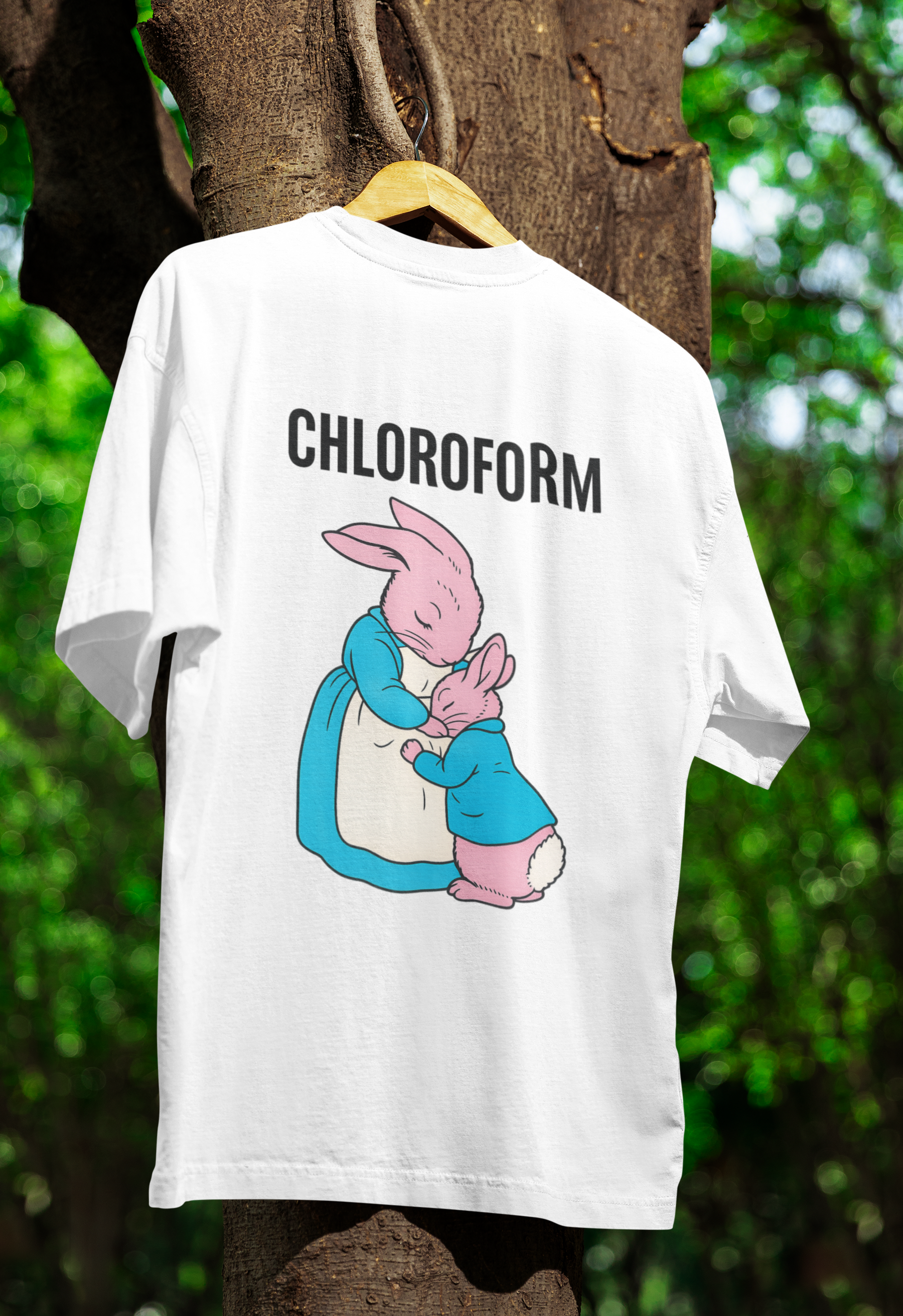 „CHLOROFORM“ – Satirisches Cartoon-T-Shirt mit Kuschelfalle – Freches Satire-Design für mutige Statements | True Insights