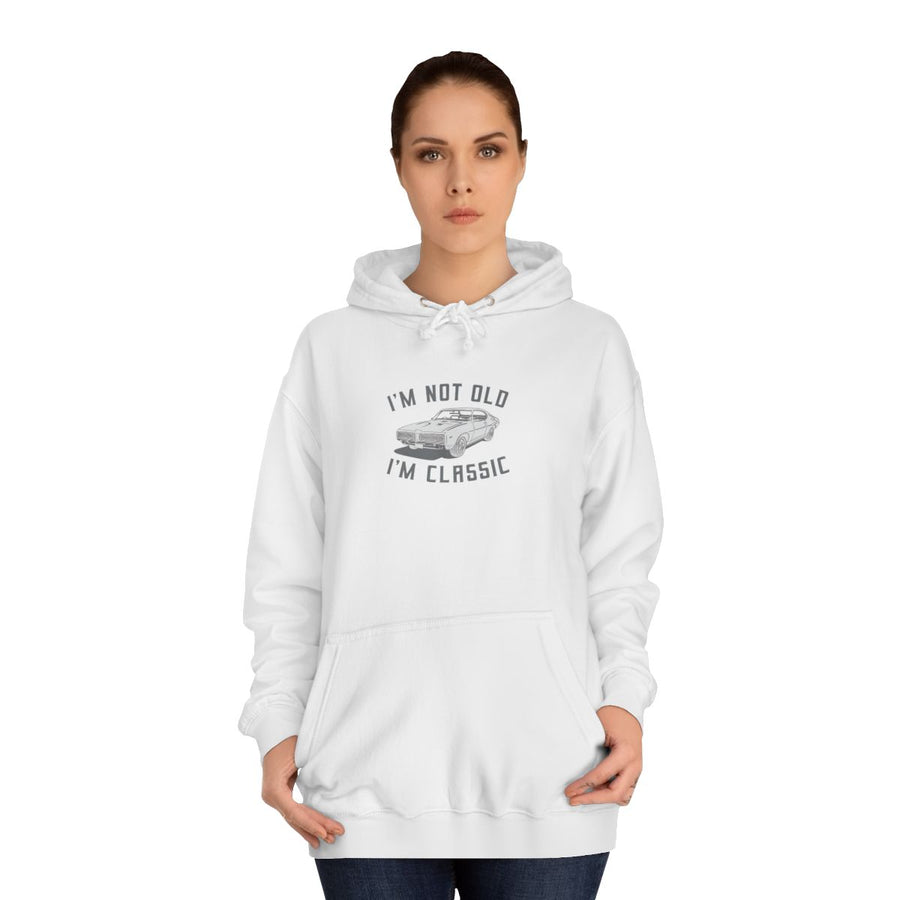 Classic Muscle Car Hoodie – I'm Not Old I'm Classic Geschenk für Autofans – Arctic White – von Frau getragen