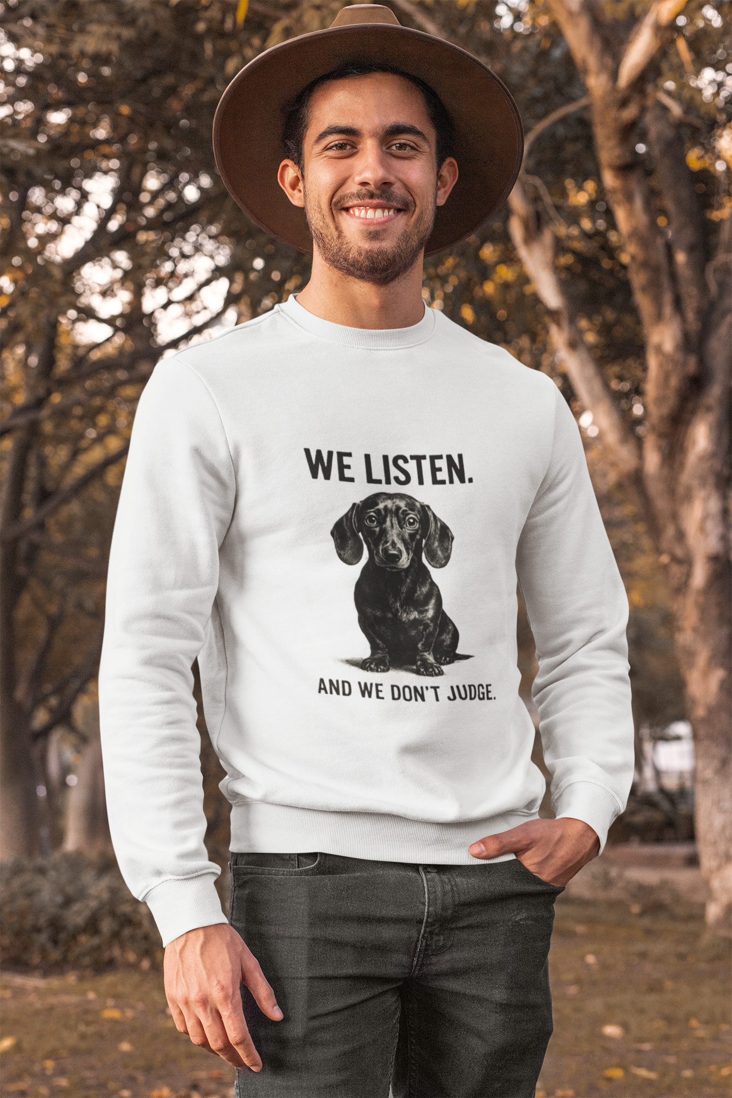 Sweatshirt „We Listen. And We Don’t Judge.“ – Dackel mit Herz & Humor-Sweatshirt-True Insights