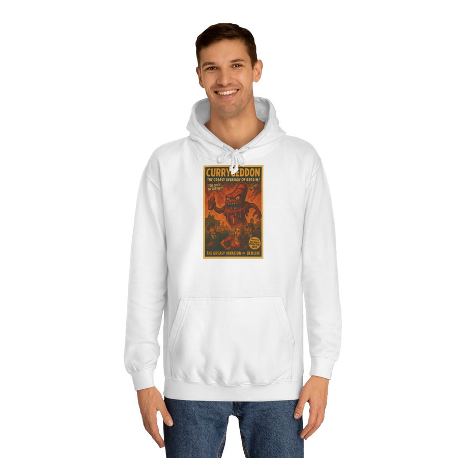Berlin Hoodie „CurryGeddon“ – Retro-Horror-Plakat mit Currywurst-Monster – Arctic White – von Mann getragen
