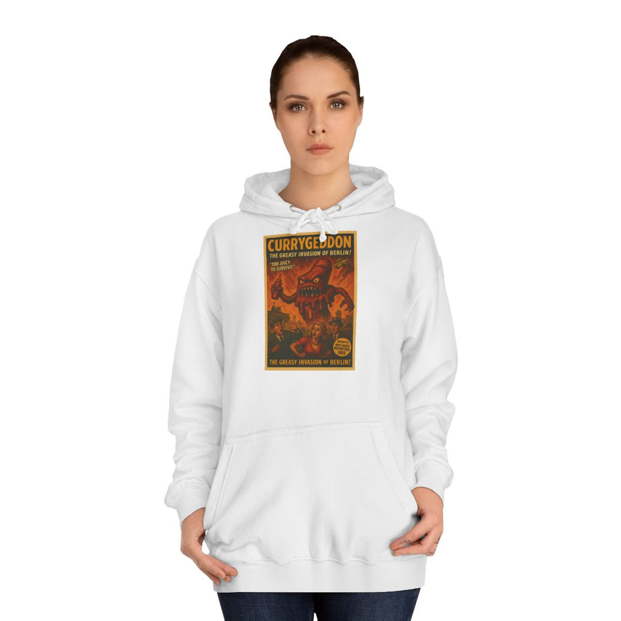 Berlin Hoodie „CurryGeddon“ – Retro-Horror-Plakat mit Currywurst-Monster – Arctic White – von Frau getragen