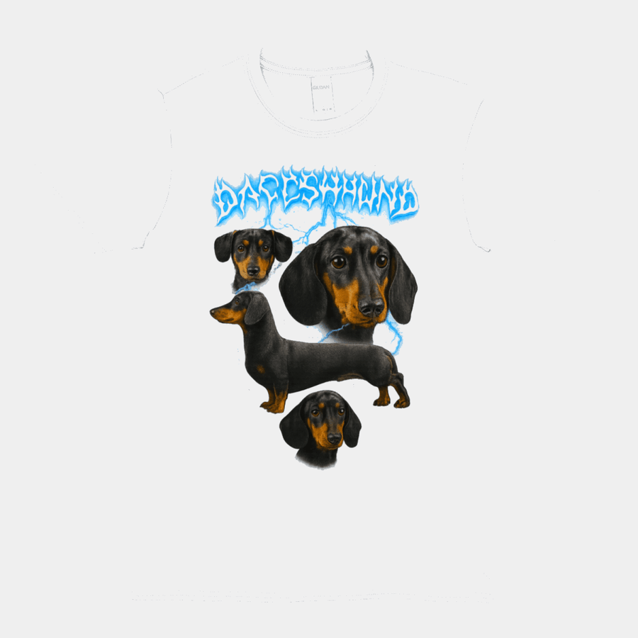 Weißes T-Shirt mit Dackel-Metal-Schriftzug im Death-Metal-Stil und vier schwarz-braunen Dachshunden mit blauen Blitzen für Hundefreunde und Metal-Fans.