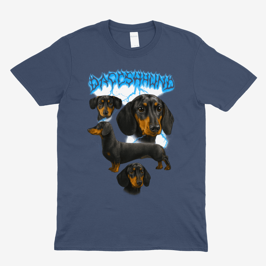 Dunkelblau T-Shirt mit Dackel-Metal-Band-Logo in Flammen-Schrift und mehreren Dackel-Motiven mit Blitzen im Metal-Band-Stil fuer Hundeliebhaber.
