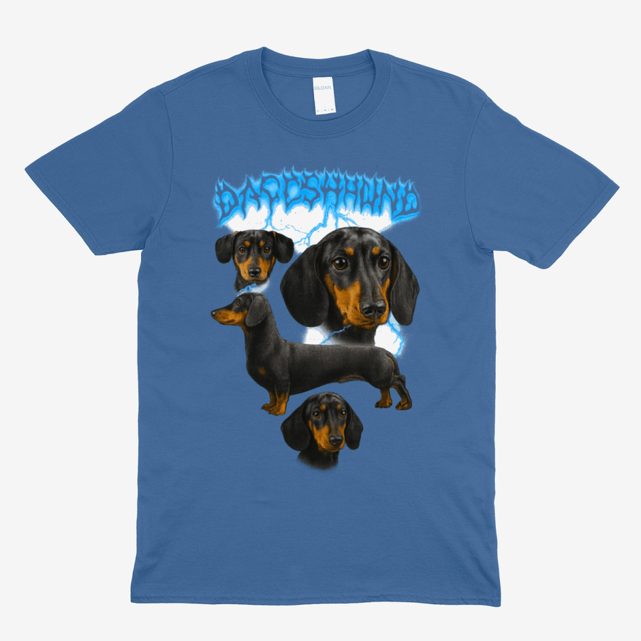 Blaues T-Shirt mit Dackel-Metal-Design und blitzenden Schriftzuegen im Retro-Horror-Stil fuer Hundefreunde.