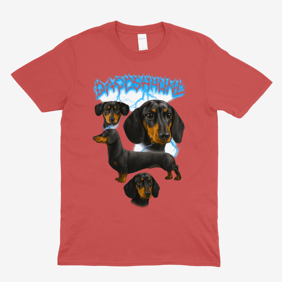 Rotes T-Shirt mit Dackel-Metal-Design und blauem Schriftzug im Heavy-Metal-Stil mit Blitzen fuer Hundefreunde.