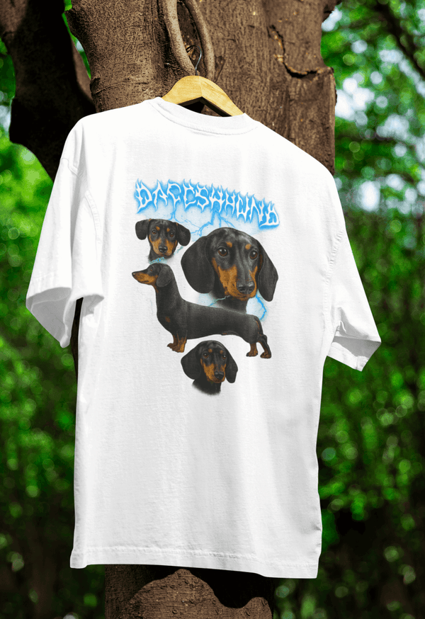 Weißes T-Shirt mit Dackel-Motiv und blauem Metal-Schriftzug im Heavy-Metal-Stil für Hundefreunde und Rock-Fans.