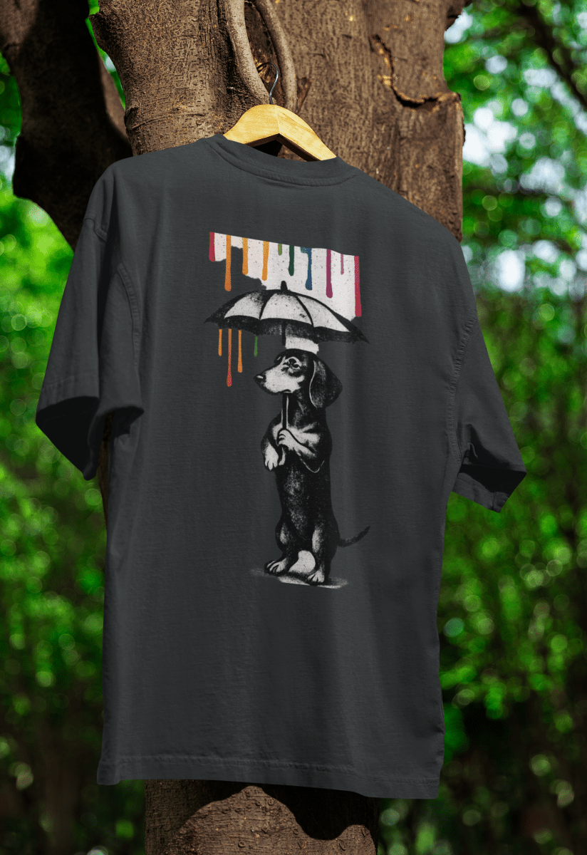 Schwarzes T-Shirt mit Dackel-Motiv Color-Rain im Banksy-inspirierten Street-Art-Stil für Urban-Fashion-Liebhaber.