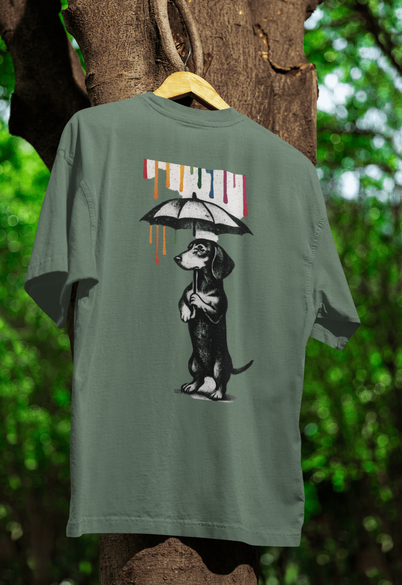 Salbeigrünes T-Shirt mit Dackel-Schriftzug Color-Rain im Banksy-inspirierten Street-Art-Stil für Hundefreunde und Urban-Art-Liebhaber.