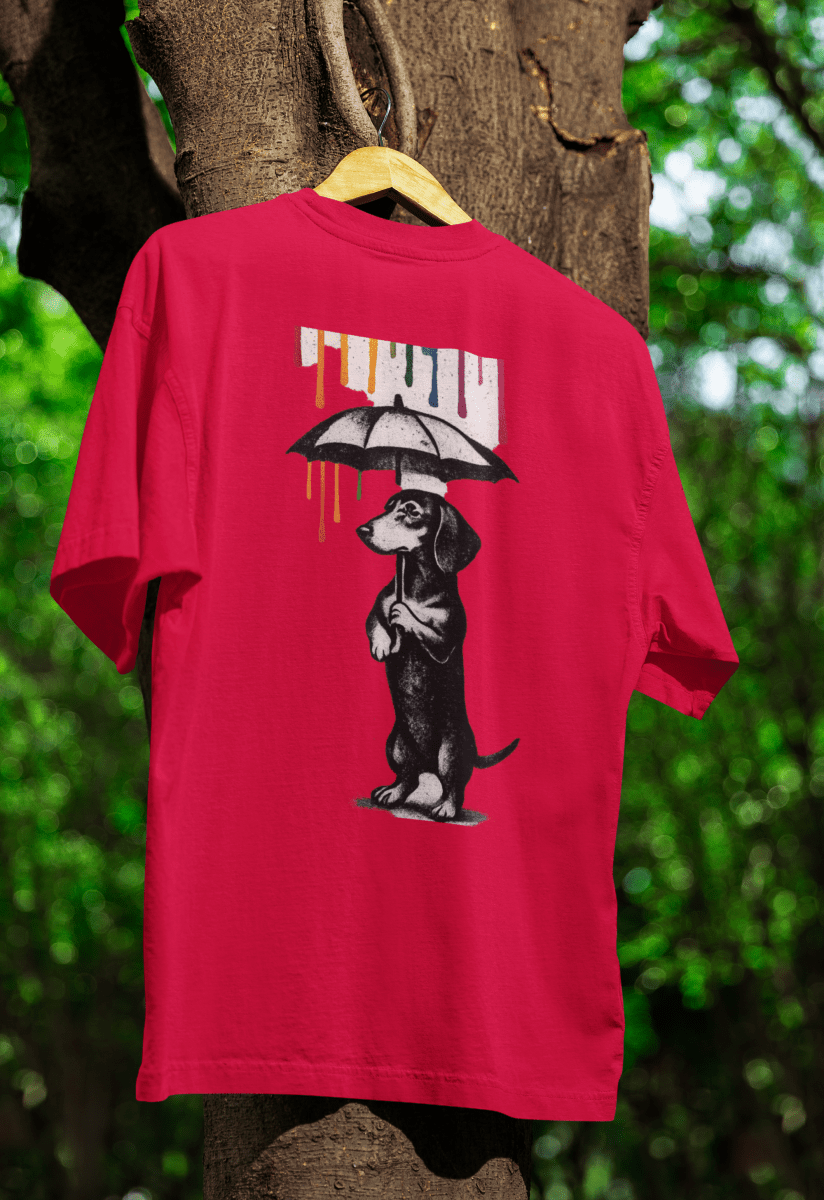 Rotes T-Shirt mit Dackel unter Schirm und Schriftzug Color-Rain im Banksy-inspirierten Street-Art-Stil für Urban-Fashion-Fans.