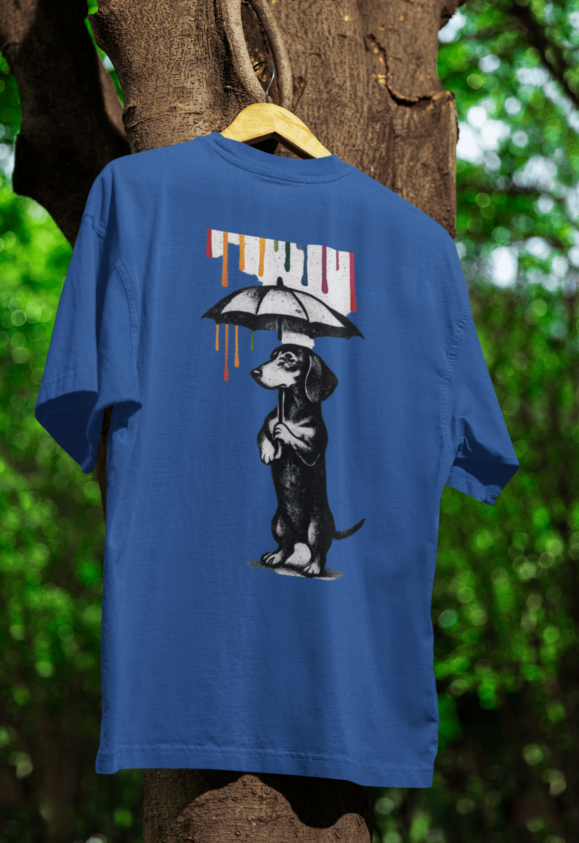 Blaues T-Shirt mit Dackel-Motiv und Schriftzug Color-Rain im Banksy-inspirierten Street-Art-Stil für urbane Kunstliebhaber.