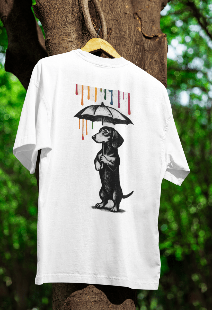 Weißes T-Shirt mit Dackel-Motiv unter Regenschirm und buntem Farbregen im Banksy-inspirierten Street-Art-Stil für Naturliebhaber.