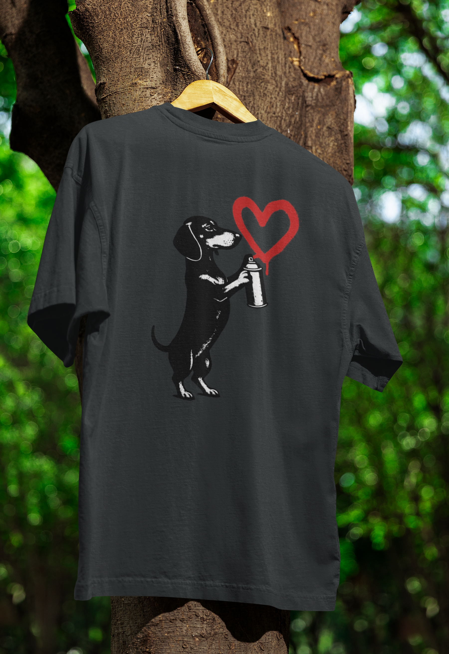 Dackel „Love Graffiti“ – Urban Street-Art T-Shirt voller Herz & Humor-True Insights