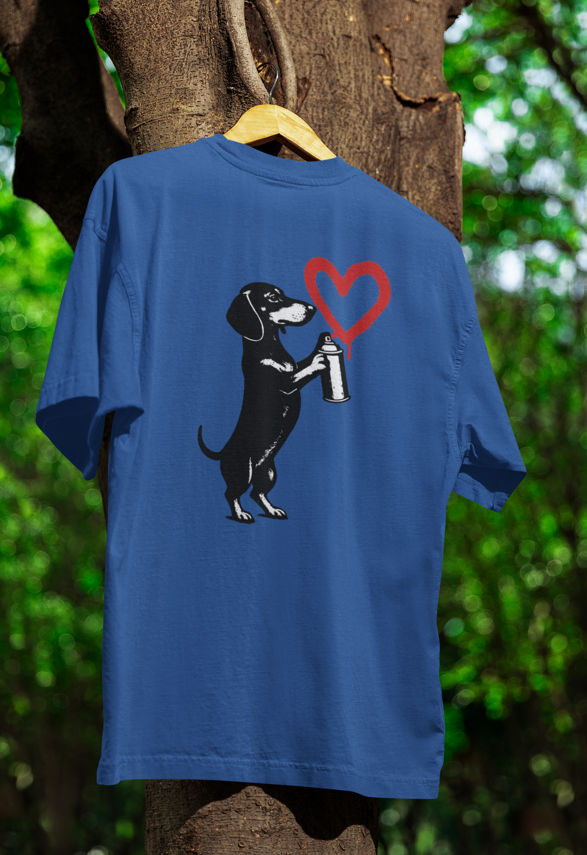 Dackel „Love Graffiti“ – Urban Street-Art T-Shirt voller Herz & Humor-True Insights