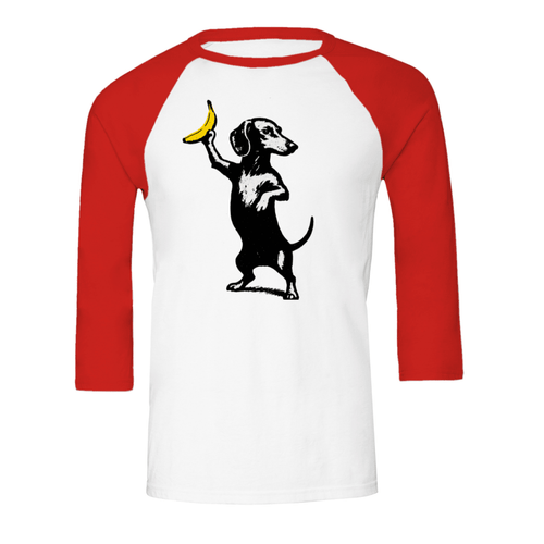 Weißes Raglan-Shirt mit roten Ärmeln und Dackel-Banane Motiv im Banksy-inspirierten Street-Art-Stil für Hundeliebhaber.