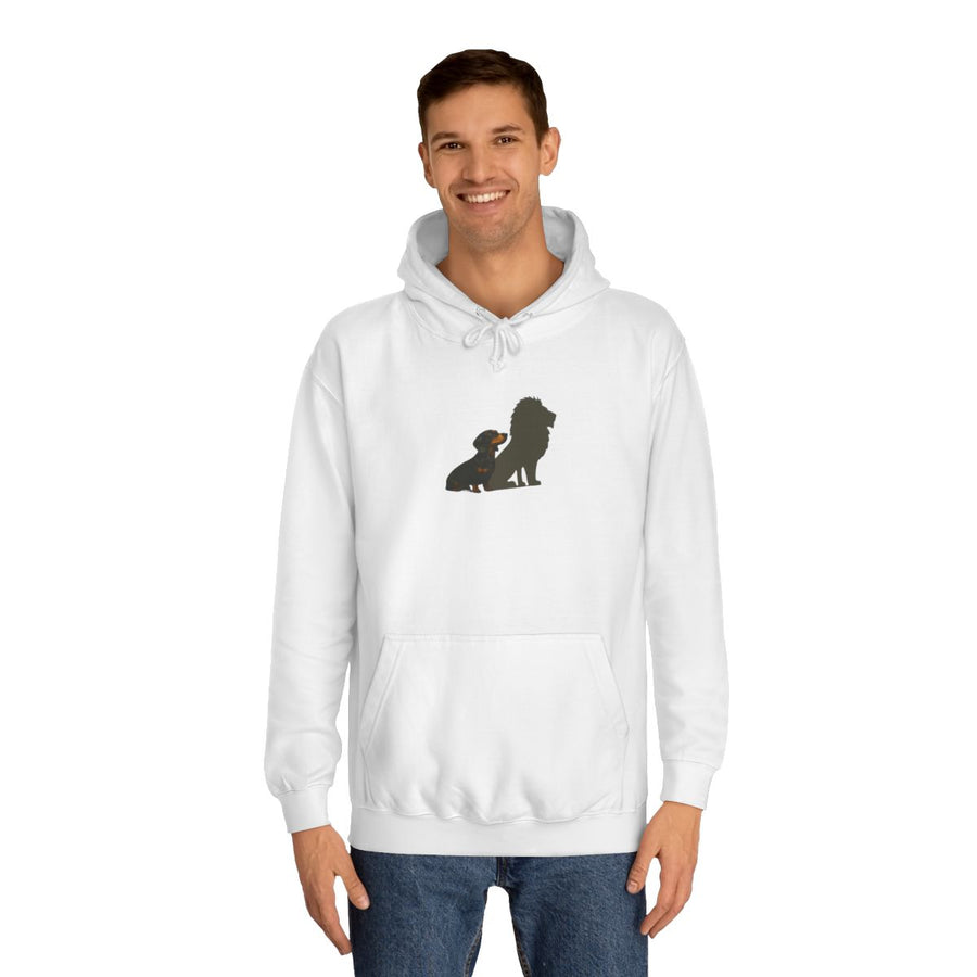 Dackel Hoodie „Dackel mit Löwen-Schatten“ – Das stille Motiv für mutige Dackel – Arctic White – von Mann getragen