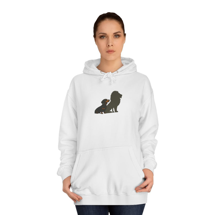 Dackel Hoodie „Dackel mit Löwen-Schatten“ – Das stille Motiv für mutige Dackel – Arctic White – von Frau getragen