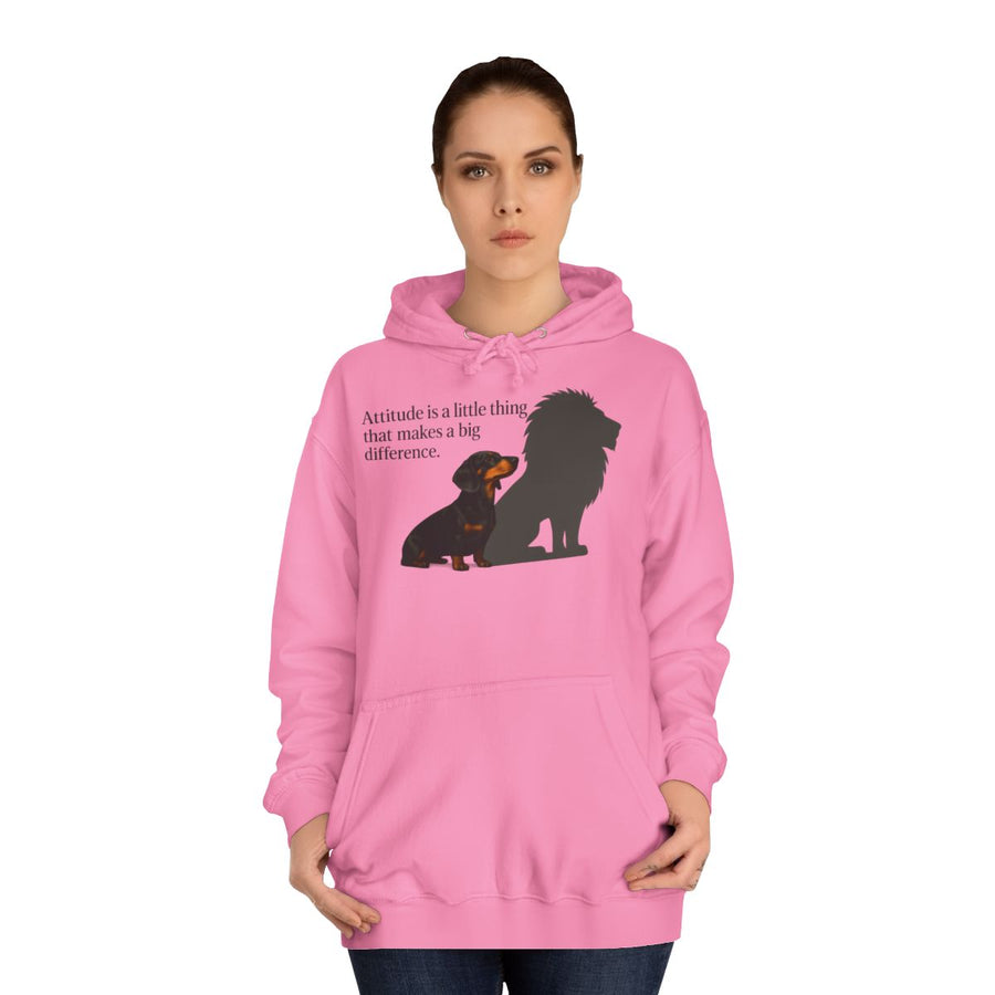 Dackel Hoodie „Attitude is a little thing“ – Das Mutmach-Geschenk für Dackel-Fans – Candyfloss Pink – von Frau getragen
