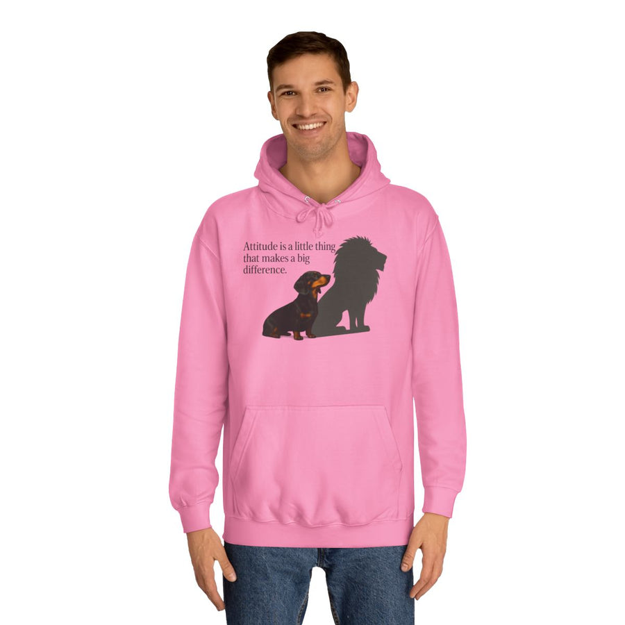 Dackel Hoodie „Attitude is a little thing“ – Das Mutmach-Geschenk für Dackel-Fans – Candyfloss Pink – von Mann getragen