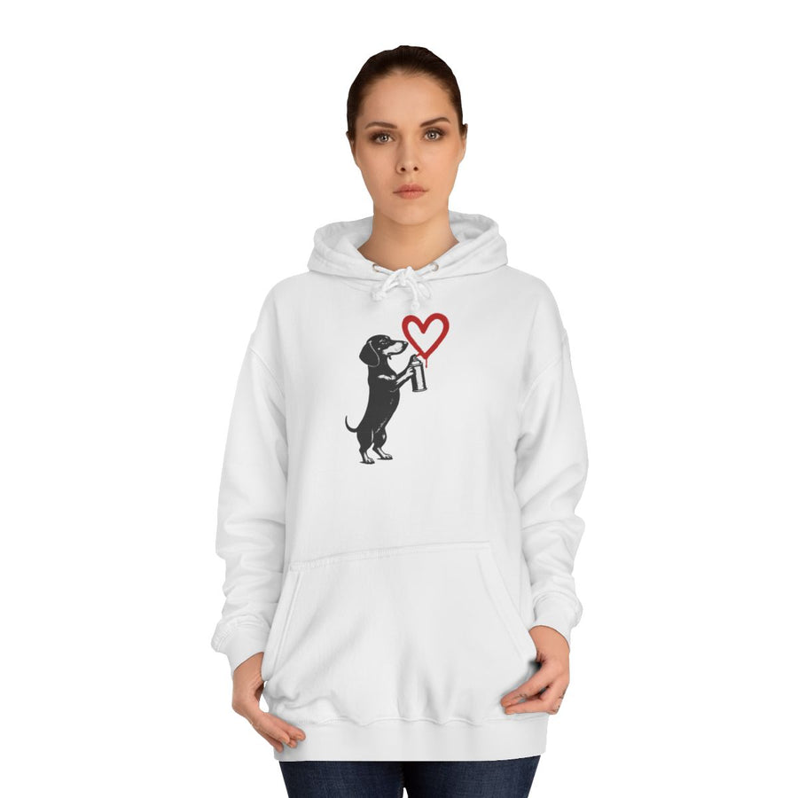 Dackel Hoodie „Graffiti-Dackel mit Herz“ – Street Art für Dackel-Fans – Arctic White – von Frau getragen