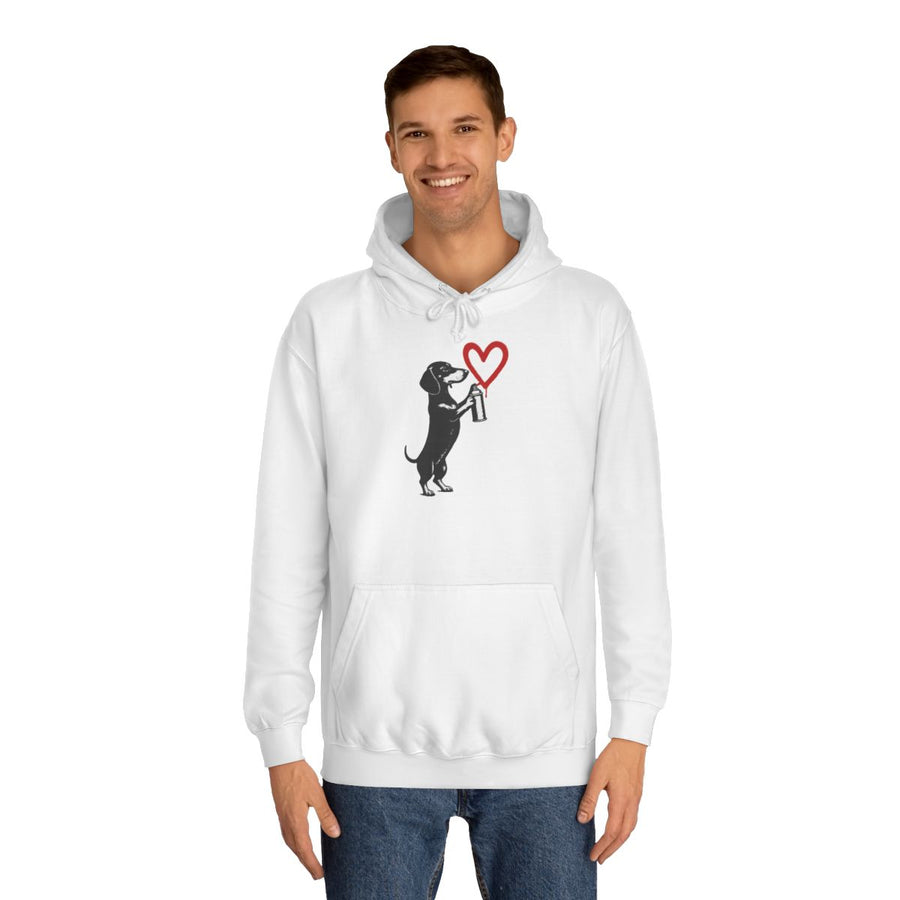 Dackel Hoodie „Graffiti-Dackel mit Herz“ – Street Art für Dackel-Fans – Arctic White – von Mann getragen