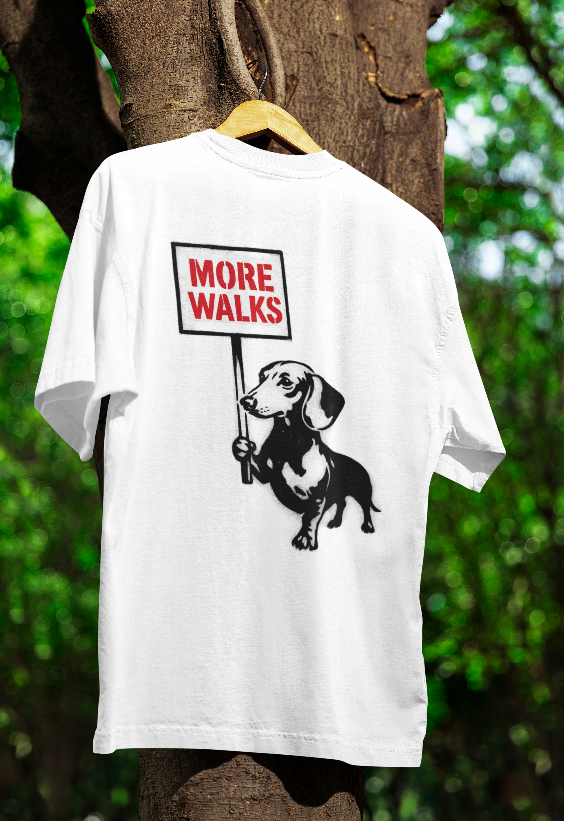 Dackel „More Walks“ – Urbanes Street-Art T-Shirt voller Humor und Freiheitsdrang-T-Shirt-True Insights