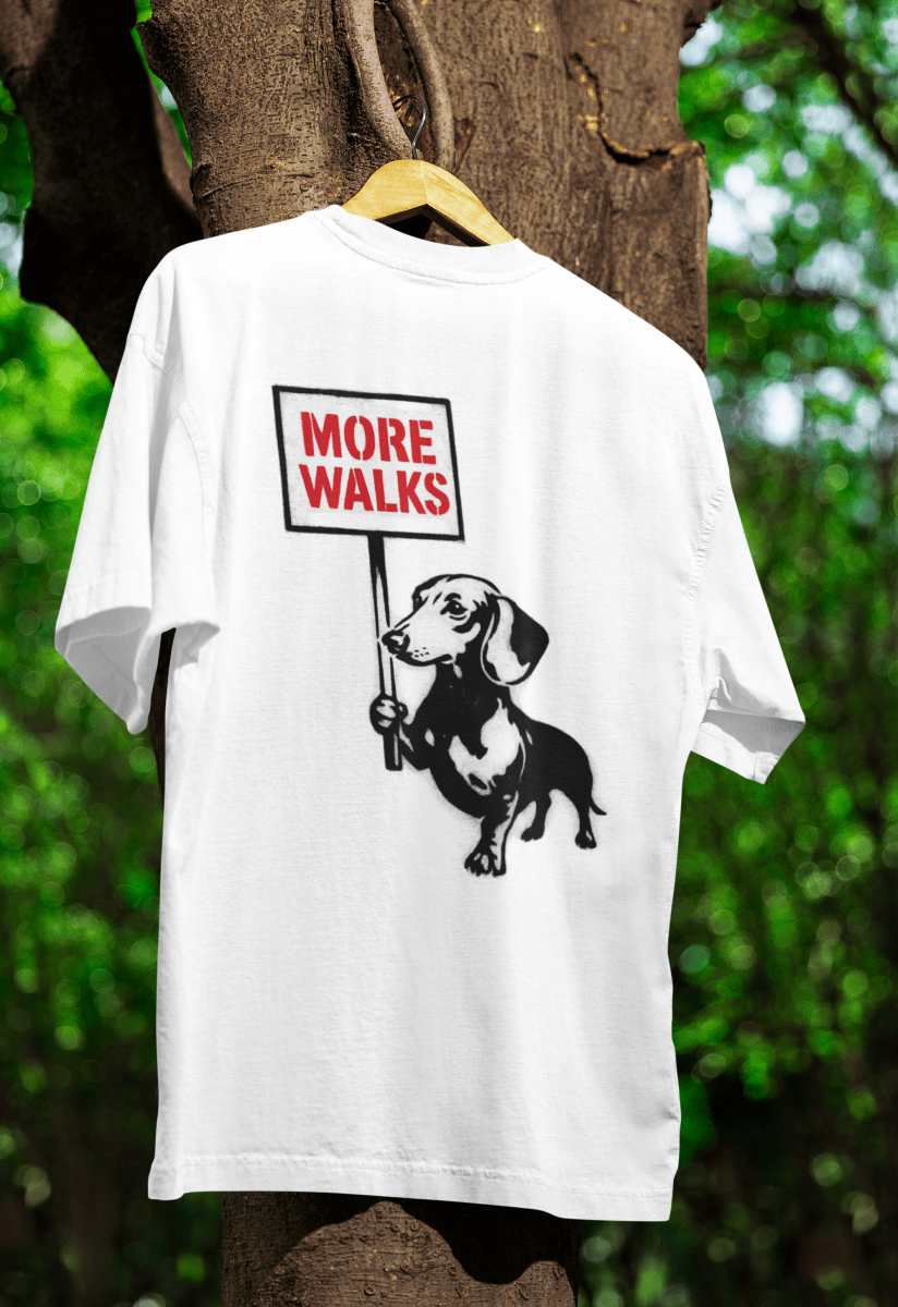 Weißes T-Shirt mit Dackel Schriftzug More-Walks im Banksy-inspirierten Street-Art-Stil für Hundeliebhaber.